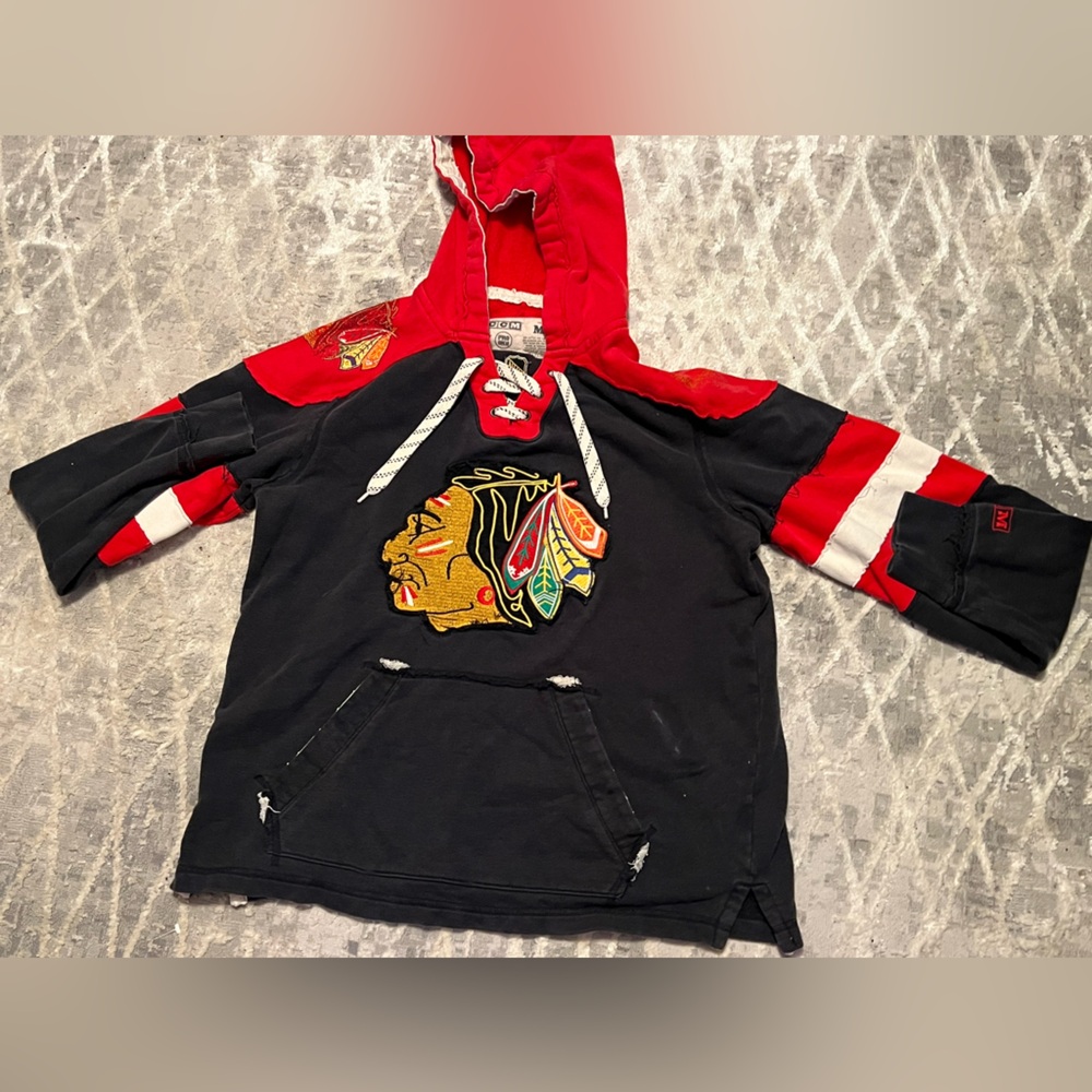 Vintage BlackHawks hoodie in a size M